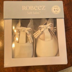 Robeez 6-12 months white soft sole shoes